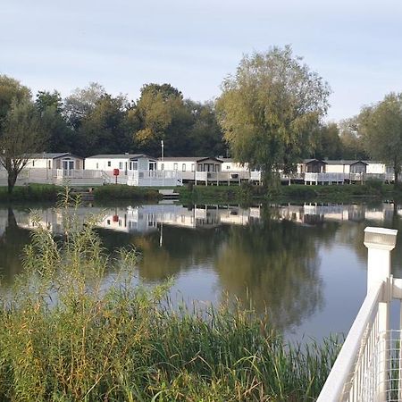 Lakeside Cotswold Holiday Home Cirencester Buitenkant foto