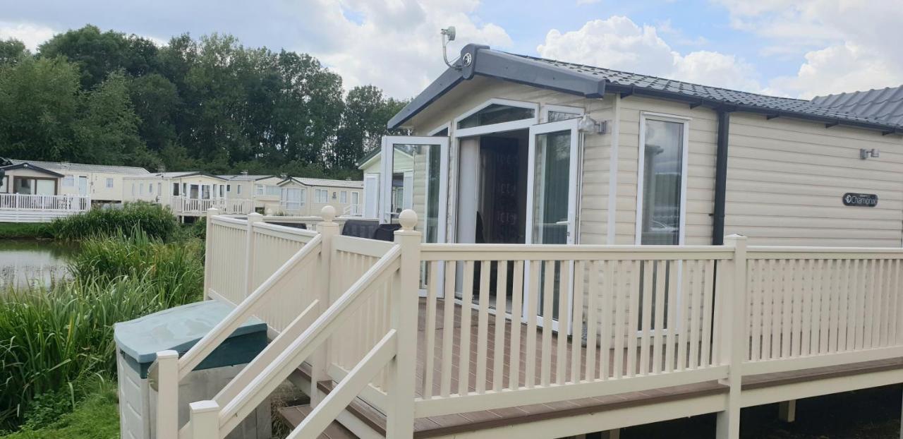 Lakeside Cotswold Holiday Home Cirencester Buitenkant foto
