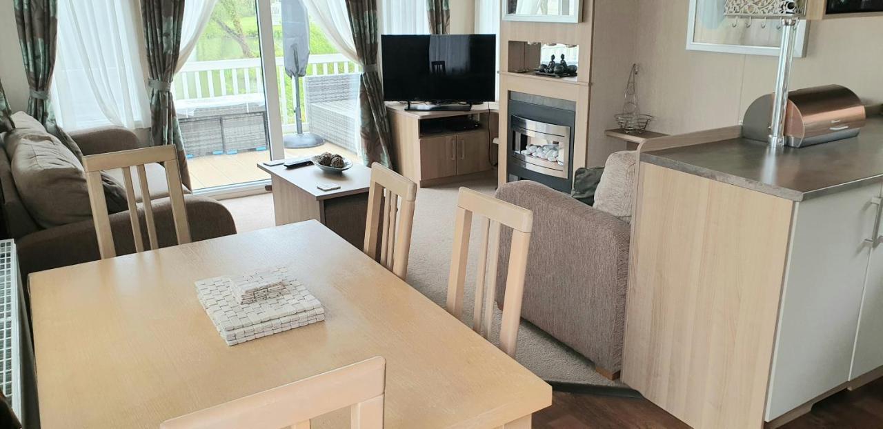 Lakeside Cotswold Holiday Home Cirencester Buitenkant foto