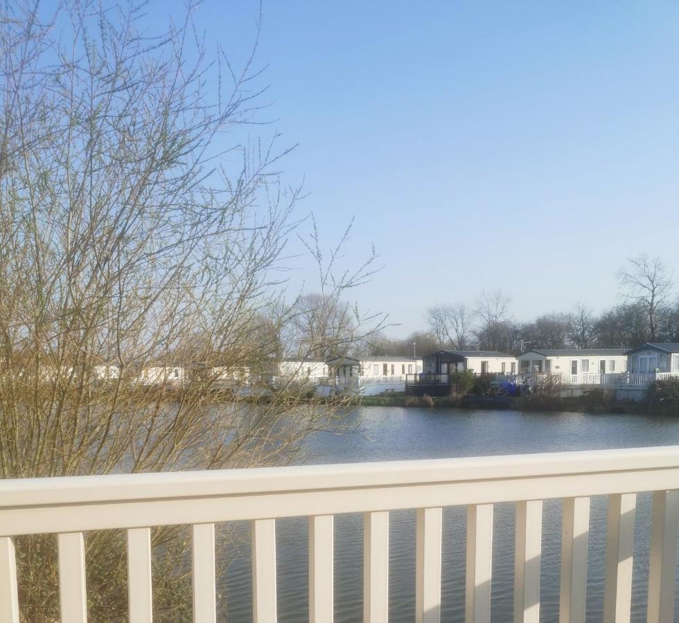 Lakeside Cotswold Holiday Home Cirencester Buitenkant foto