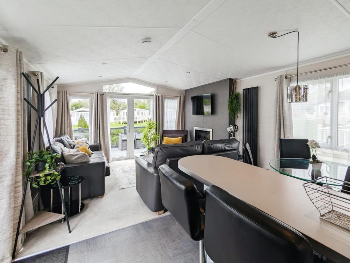Lakeside Cotswold Holiday Home Cirencester Buitenkant foto