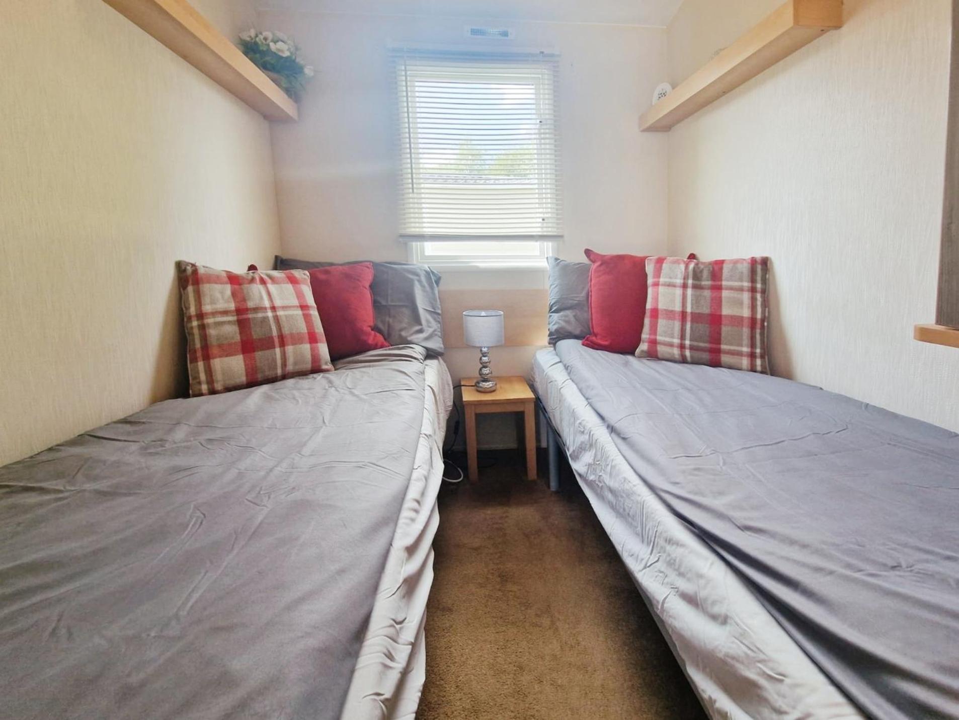 Lakeside Cotswold Holiday Home Cirencester Buitenkant foto